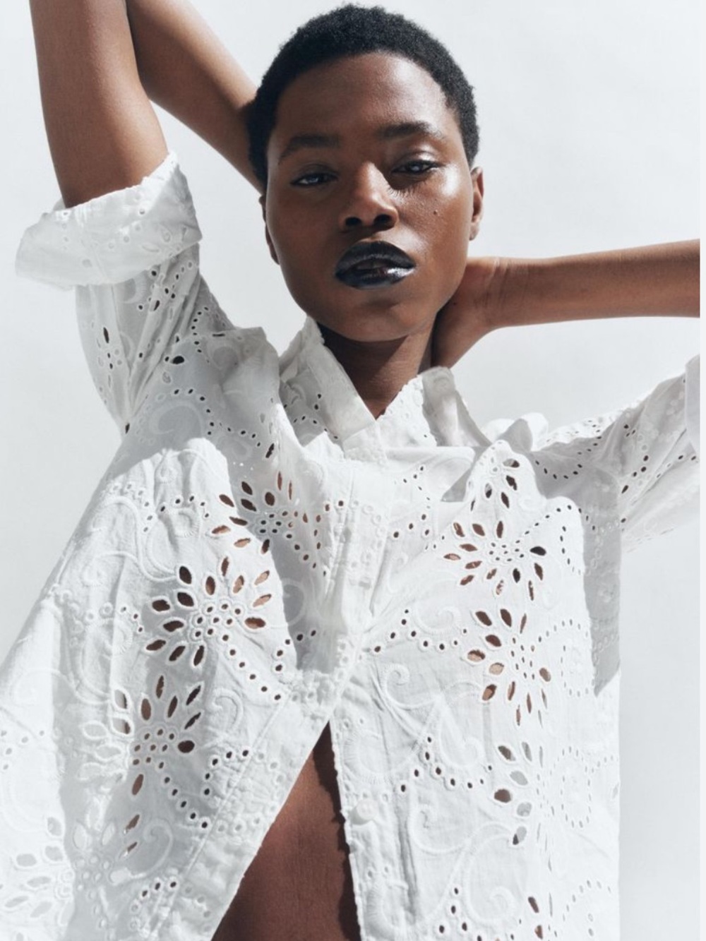 Zara cotton eyelet collared button down shirt in white. Size: Medium - Picture 11 of 11